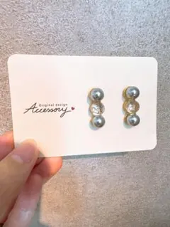 三連パール　ブラック　ピアス