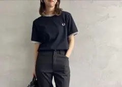 FRED PERRY ツインティップラインワンポイント刺繍ロゴTシャツのサムネイル