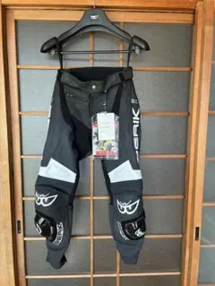 美品　ベリック BERIK レザーパンツ　52 Amazon.co.jp: Berik ベリック Misle レザー パンツ サイズ52