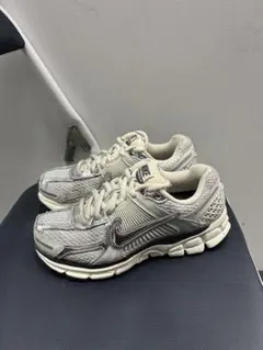 Nike Vomero 5 シルバー 23cmのサムネイル