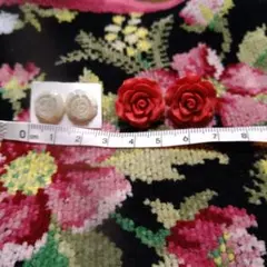 バラ型ピアス 赤白 セット