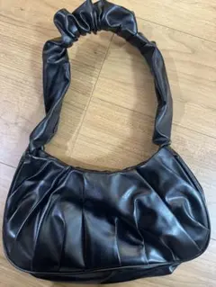 黒 プリーツハンドバッグ