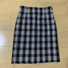 黒と白のチェック柄タイトスカート　スリット入り　タータンチェックのサムネイル