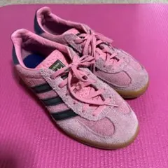 adidas ピンク スエードスニーカー