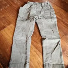 カーキ色 長ズボン