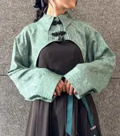 アクシーズファム　チャイナ釦付ボレロ風ブラウス　グリーン