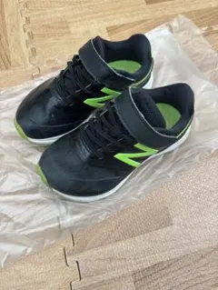 New Balance キッズスニーカー ブラック/グリーン
