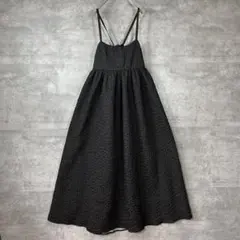 キャミソールワンピース　エンボス柄　フレアワンピース　ブラック