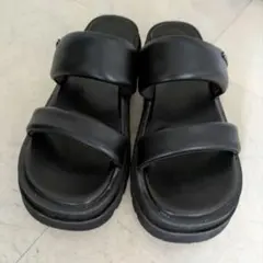 美品★チャールズ＆キース★ 黒サンダル24㌢★厚底★大人モード
