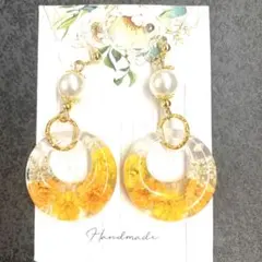 レジンイヤリング・ピアス　フープ型かすみ草黄色系