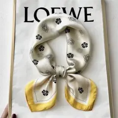 スカーフ　花柄　イエロー　モノトーン　シルク調　上品　おしゃれ　大判