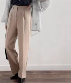 美脚魅せ、センタープレス。タックワイドイージーパンツ　ベージュ