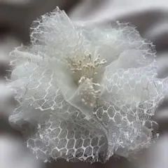 ホワイト コサージュ　ブローチ