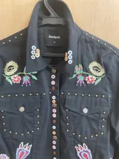 再値下げDesigual 刺繍入りデニムジャケット M 黒