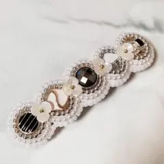 【1点物】ビーズ刺繍のバレッタ / 上品なモノトーンフラワー パール