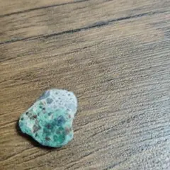 緑色と灰色のルース石