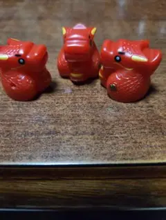 赤いドラゴンの置物3個セット