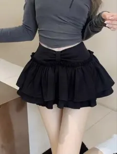 フリル付き黒ミニフレアスカート
