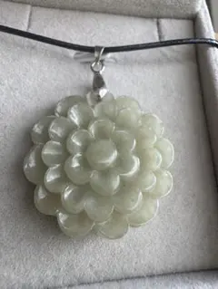 (1675）天然翡翠Aジェット　花型ペンダント 革紐付き