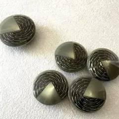 ダークグレー 渦巻き模様ボタン