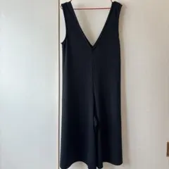 黒いVネックオールインワン