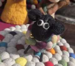 ちょこんと可愛い✨手作りフェルト羊マスコット
