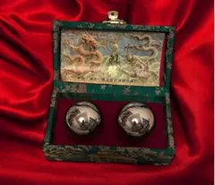 中国製　シルバーのボール２個