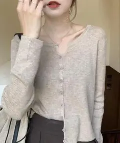 （美品）フロントボタンリブVネックニット（カーディガン/トップス）