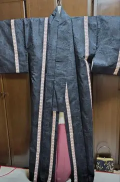 正絹　重ね亀甲に舞蝶縞柄　紬着物