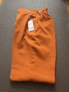 オレンジ ストレートレッグ カジュアルパンツ 新品タグ付き