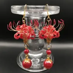 赤のクリア彼岸花ピアス