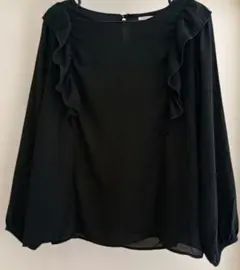 ハニーズフリル付き黒長袖ブラウス