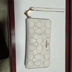 ホワイト穴あきデザイン長財布