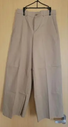 ベージュ ワイドパンツ センタープレス