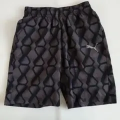 PUMA　ハーフパンツ　幾何学模様　黒/グレー　１４０ｃｍ