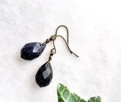 CPブルーサンドストーン（紫金石）のカットドロップピアス　金古美