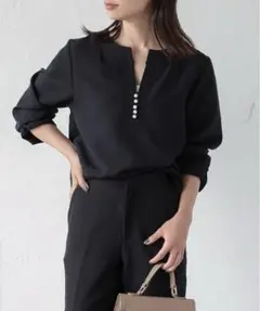 完売商品　美品　パール付きキーネック長袖ブラウス ブラックのサムネイル