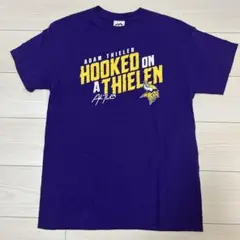 ADAM THIELEN Hooked On A Thielen Tシャツ