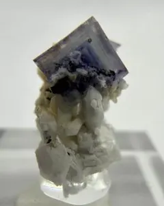 フローライト　極小　ヤオガンシャン産　天然石　原石　鉱物　標本　アクリル土台付き