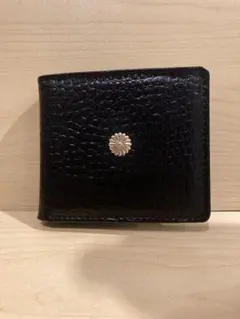 皇居菊の御紋入り 二つ折り財布 ブラック 皇居で菊の御紋が入った財布を買ってきた。しっかりした作りなのに3500
