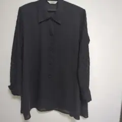 テクスチャー付き黒長袖シャツ