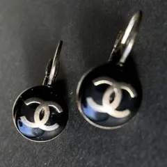 CHANEL シャネル ロゴ入りピアス 黒 燻しゴールド 正規品