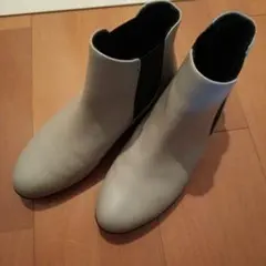 ライトグレー ブーツのサムネイル