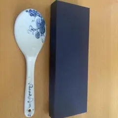 陶器製しゃもじ 青い花と赤い円デザイン　おしゃれなしゃもじ 陶器製しゃもじ 青い花と赤いデザイン おしゃれなしゃもじ