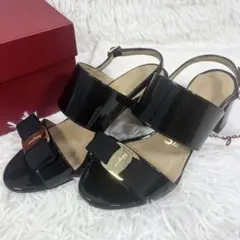 サルヴァトーレフェラガモ サンダル エナメル ブラック ヴァラ