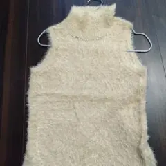 ベージュ ノースリーブ ハイネック