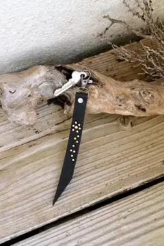 大人気 本革レザーキーホルダー スタッズ使用 フラワーデザイン キャリー HTC