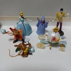 ディズニーの「シンデレラ」に登場するキャラクターのフィギュアセット