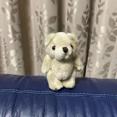 クリーム色のクマ型ぬいぐるみ