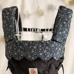 抱っこ紐カバー　よだれカバー首回りカバー　ネイビー花柄✖️ブラック無地リバーシブル